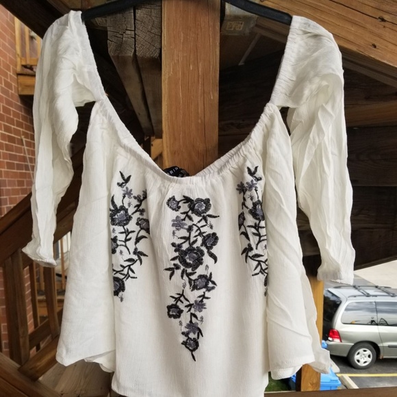 SALE! Last One Floral Embroidered Off Shoulder Top - Picture 4 of 8